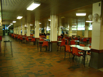 836571 Interieur van de veemarkthallen (Sartreweg 1) te Utrecht: restaurant.